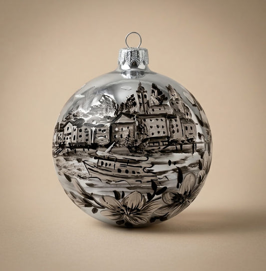 Palla di Natale Ø 12 cm dipinta a mano: veduta di Bellagio in bianco e nero su argento
