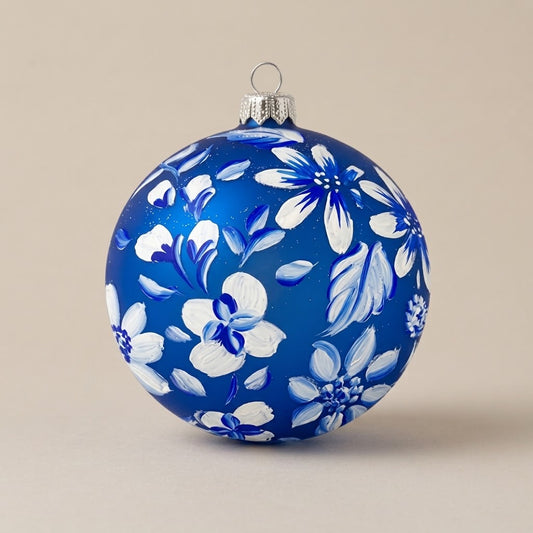 Palla di Natale Ø 10 cm dipinta a mano: fiori bianchi su fondo blu