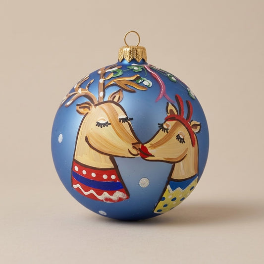 Palla di Natale Ø 10 cm dipinta a mano: renne innamorate con maglione su fondo azzurro
