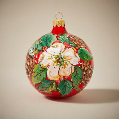 Palla di Natale Ø 10 cm dipinta a mano: fiore bianco, pigne e agrifoglio su fondo rosso
