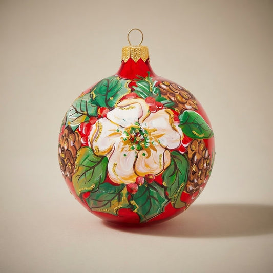 Palla di Natale Ø 10 cm dipinta a mano: fiore bianco, pigne e agrifoglio su fondo rosso