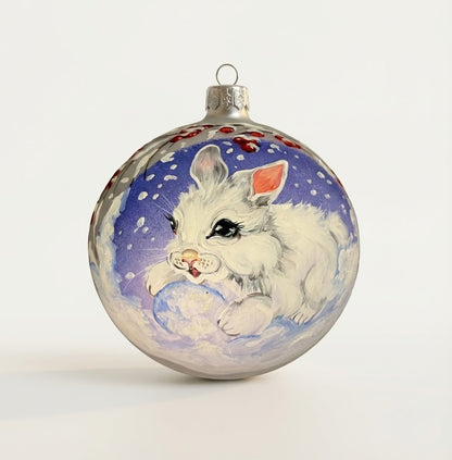 Sfera in vetro soffiato Ø 150 mm dipinta a mano con coniglietto nella neve e rami di bacche rosse