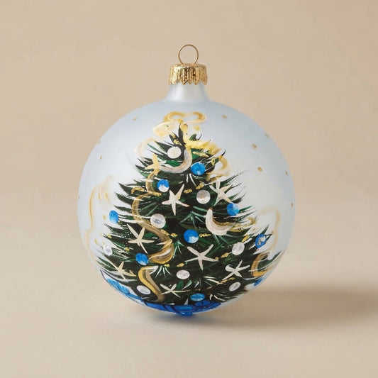 Palla di Natale Ø 10 cm dipinta a mano: albero di Natale decorato su fondo bianco e azzurro