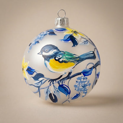 Palla di Natale Ø 10 cm dipinta a mano: uccellino blu e giallo su ramo con fiori blu