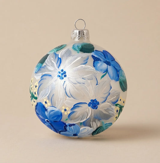 Palla di Natale Ø 10 cm dipinta a mano: stella di Natale bianca e fiori blu su fondo argento