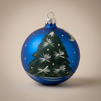 Palla di Natale Ø 10 cm dipinta a mano: abete e luna su fondo blu