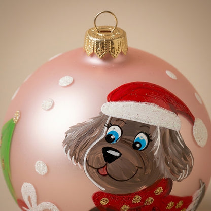 Dettaglio del decoro dipinto a pennello: cagnolino con cappello di Babbo Natale su fondo rosa