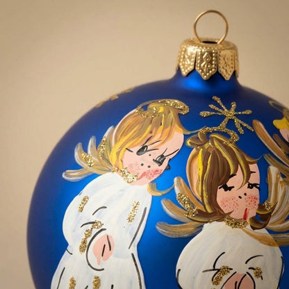 Dettaglio del decoro dipinto a pennello: tre angioletti su blu notte