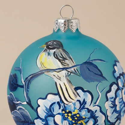 Dettaglio del decoro dipinto a pennello: uccellino e peonie blu su fondo turchese