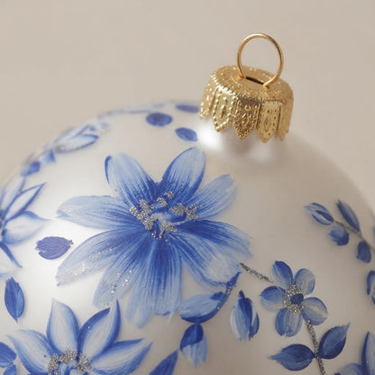 Dettaglio del decoro dipinto a pennello: stile maiolica, fiori a stella blu su fondo bianco