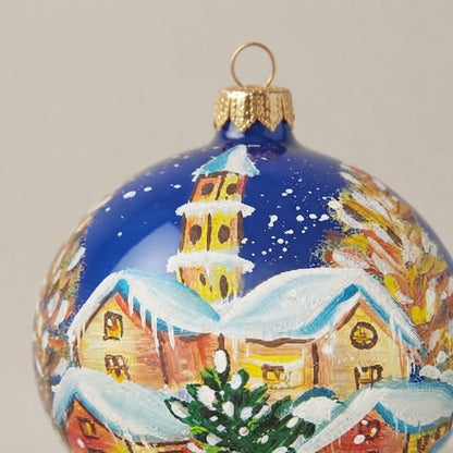 Dettaglio del decoro dipinto a pennello: campanile e villaggio innevato su fondo blu