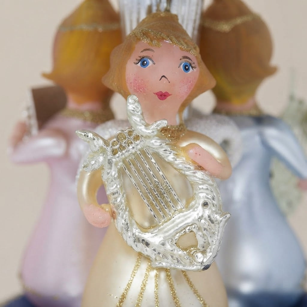 Giostra di Natale con tre angioletti suonatori dipinta a mano: dettaglio della decorazione