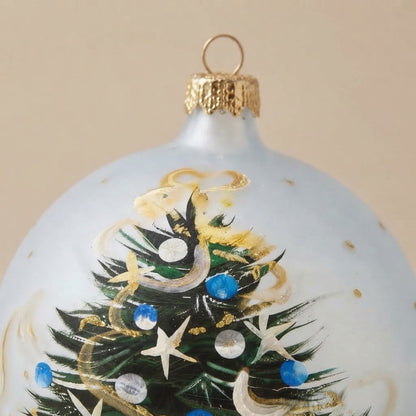 Dettaglio del decoro dipinto a pennello: albero di Natale decorato su fondo bianco e azzurro