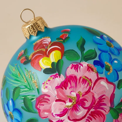 Dettaglio del decoro dipinto a pennello: peonia rosa e fiori multicolori su fondo turchese