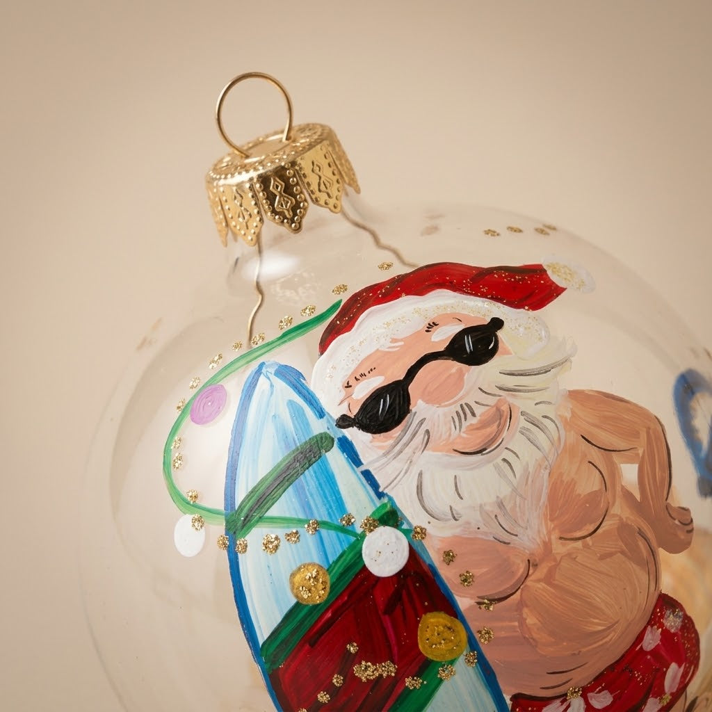 Dettaglio del decoro dipinto a pennello: Babbo Natale surfista su vetro trasparente
