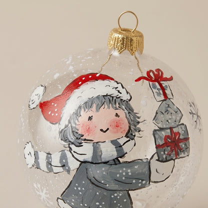 Dettaglio del decoro dipinto a pennello: bambina con pacco regalo su vetro trasparente