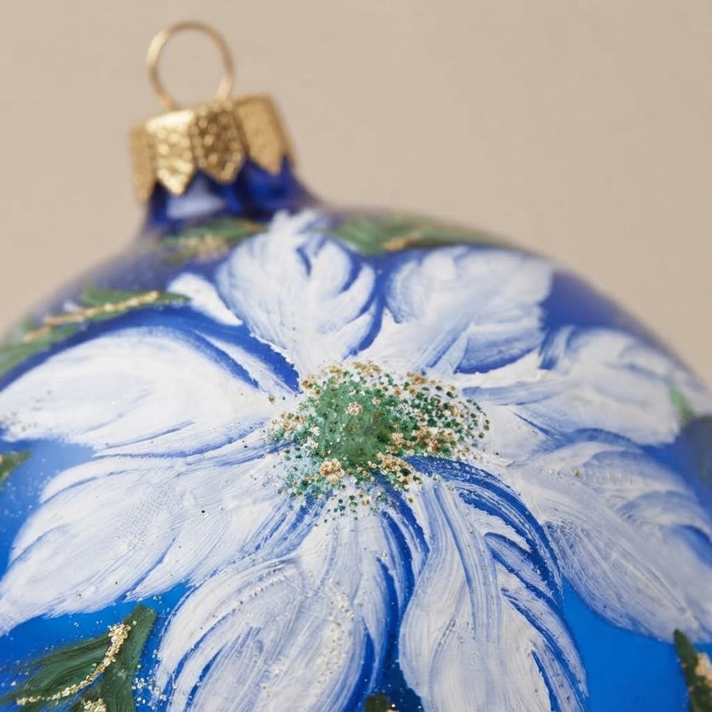Dettaglio del decoro dipinto a pennello: stella di Natale bianca su fondo blu