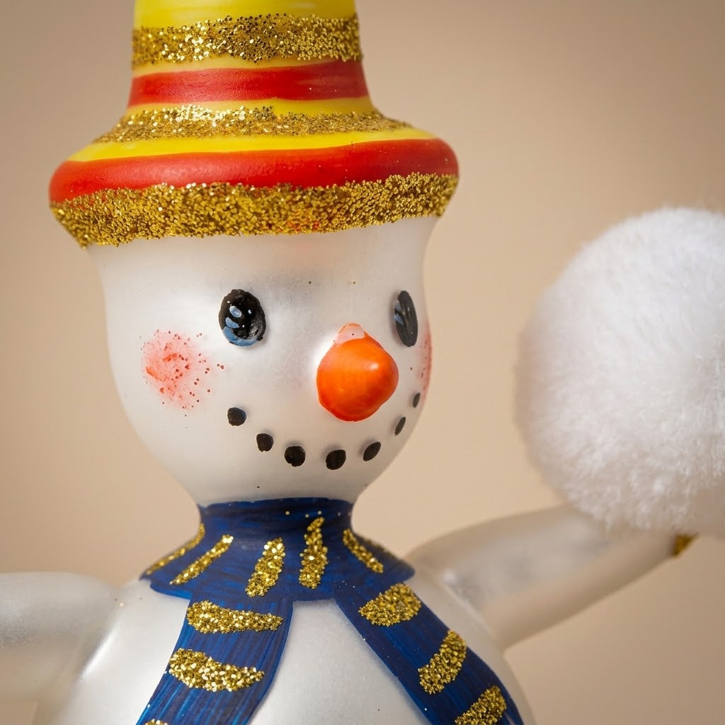 Pupazzo di neve con palla di neve, decorazione di Natale dipinta a mano: dettaglio della decorazione