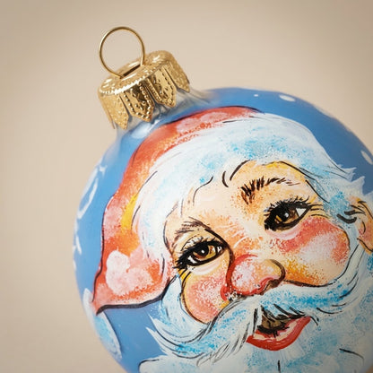 Dettaglio del decoro dipinto a pennello: volto di Babbo Natale su fondo azzurro