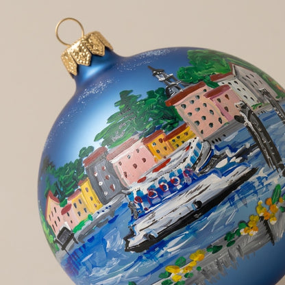 Dettaglio del decoro dipinto a pennello: Bellagio e traghetto su fondo blu