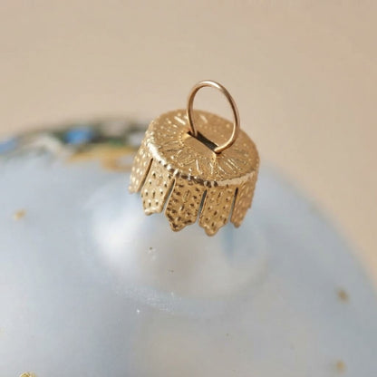 Lato e retro della palla di Natale in vetro soffiato