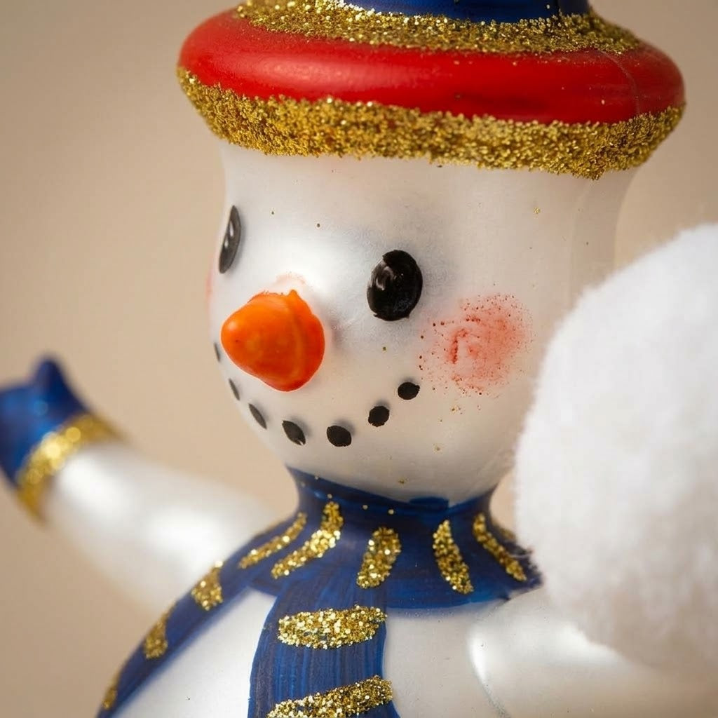 Pupazzo di neve con palla di neve, decorazione di Natale dipinta a mano: un'altra vista