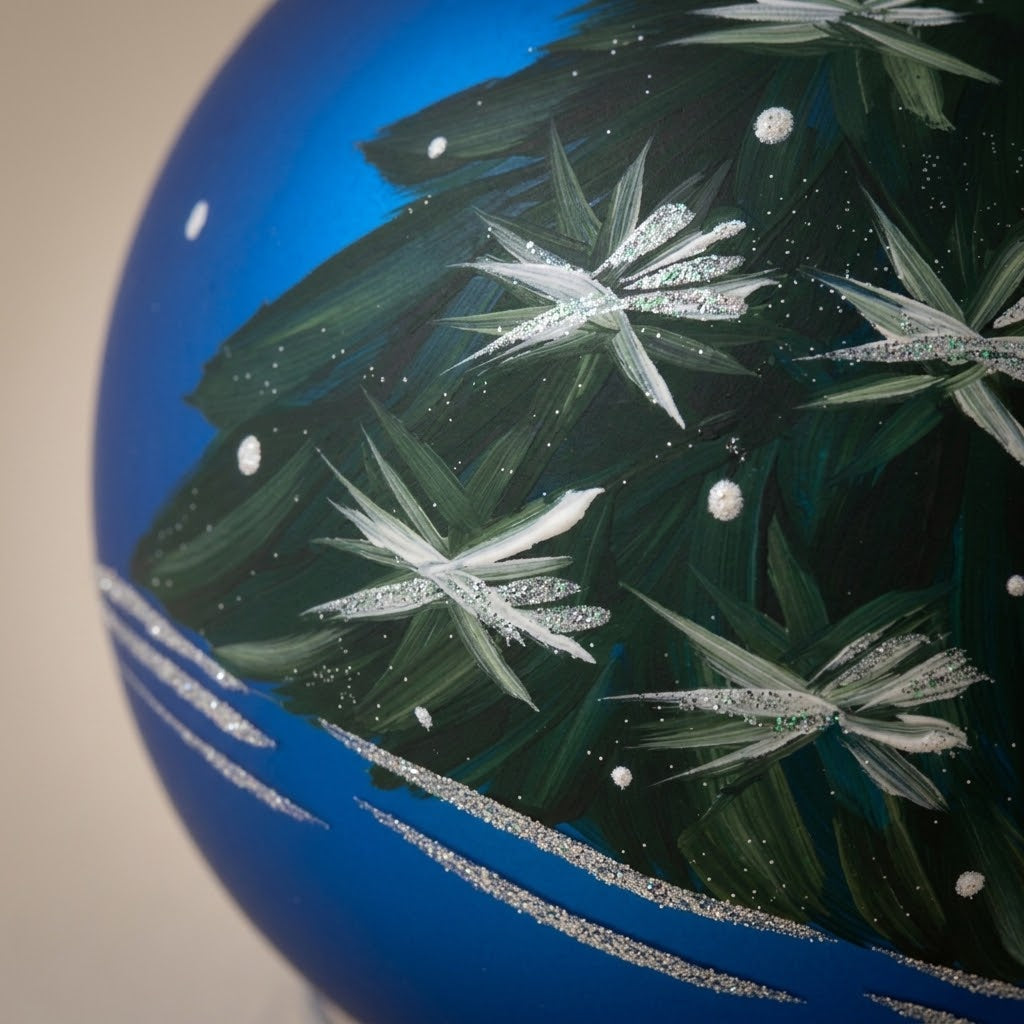 Dettaglio del decoro dipinto a pennello: abete e luna su fondo blu
