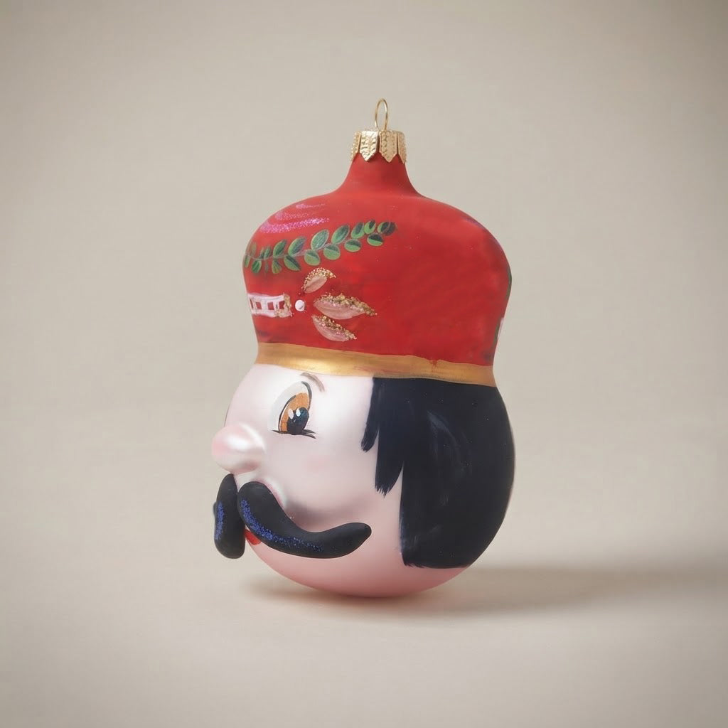 Testa di soldatino rossa, decorazione di Natale dipinta a mano: dettaglio della decorazione