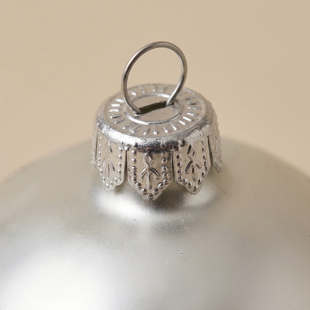 Lato e retro della palla di Natale in vetro soffiato