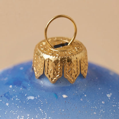 Lato e retro della palla di Natale in vetro soffiato