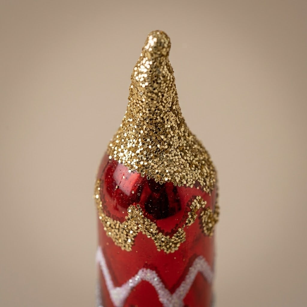 Dettaglio della punta in glitter oro e del motivo a zig zag della candelina