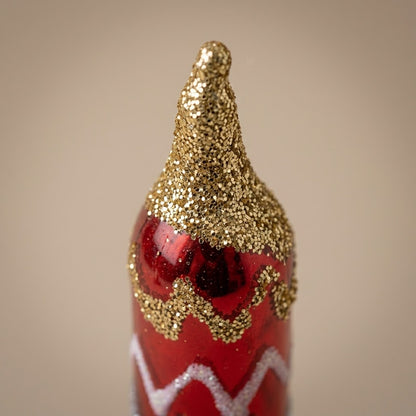 Dettaglio della punta in glitter oro e del motivo a zig zag della candelina