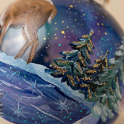 Particolare della palla di Natale in vetro soffiato dipinta a mano