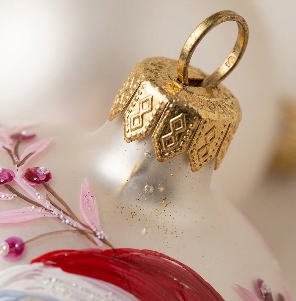 Particolare della palla di Natale in vetro soffiato dipinta a mano
