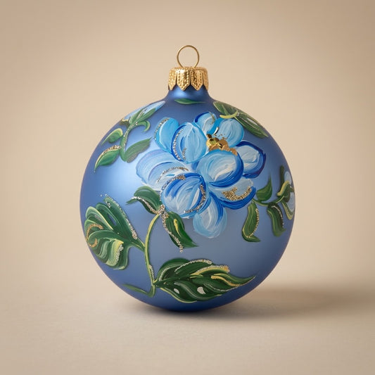 Palla di Natale Ø 10 cm dipinta a mano: grande fiore azzurro e foglie su fondo blu