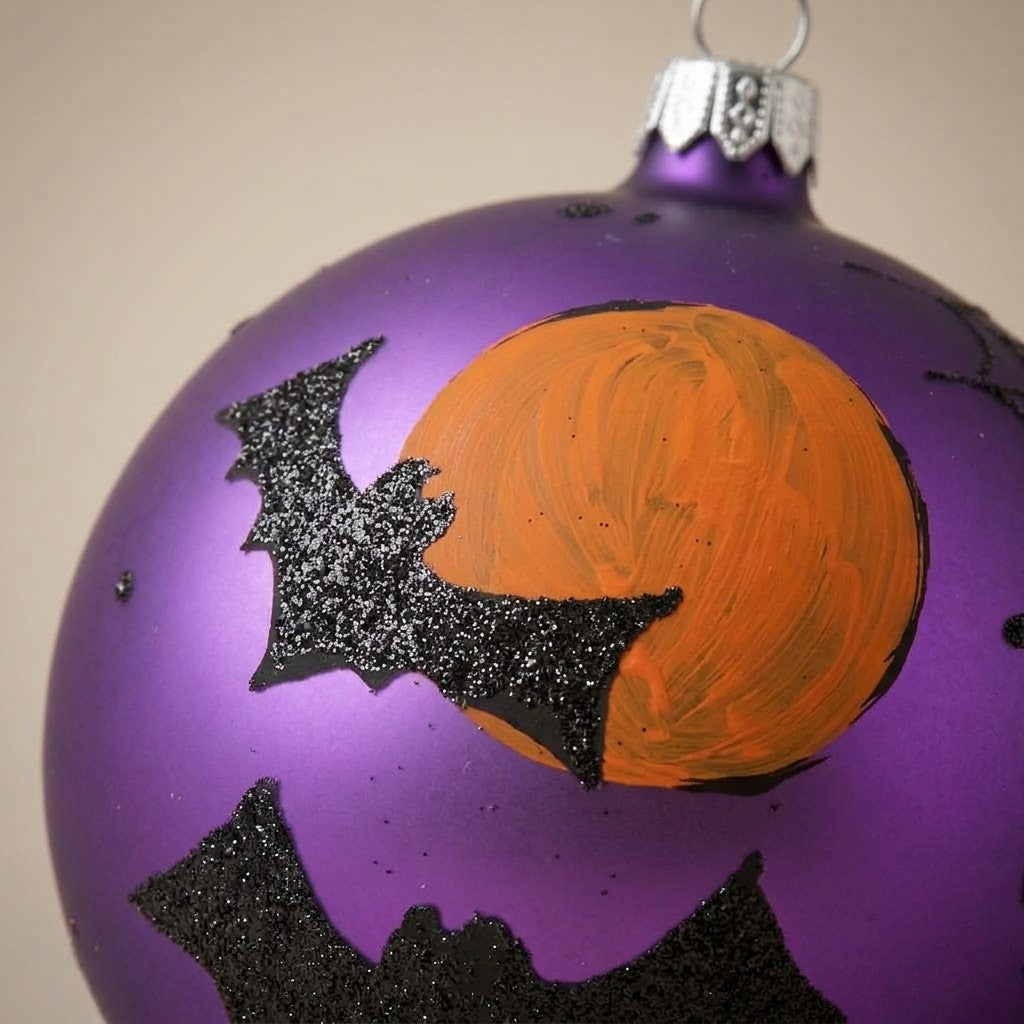 Particolare della palla di Halloween in vetro soffiato dipinta a mano