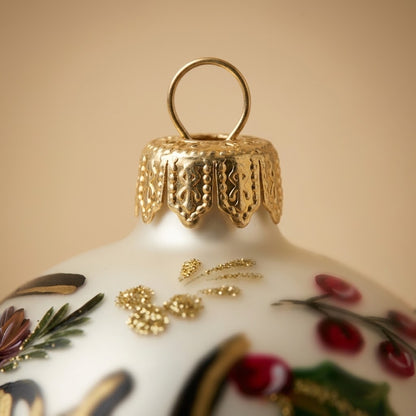 Cappuccio dorato e dettagli glitter oro della palla di Natale
