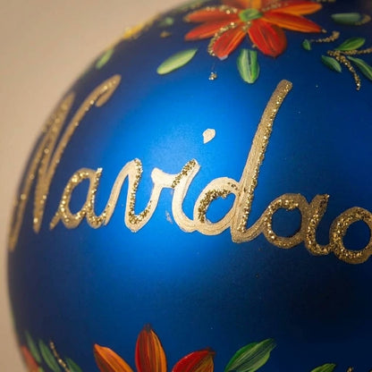 Particolare della palla di Natale in vetro soffiato dipinta a mano