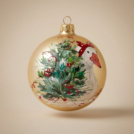 Palla di Natale Ø 10 cm dipinta a mano: oca con cappellino rosso tra rami di abete su fondo oro
