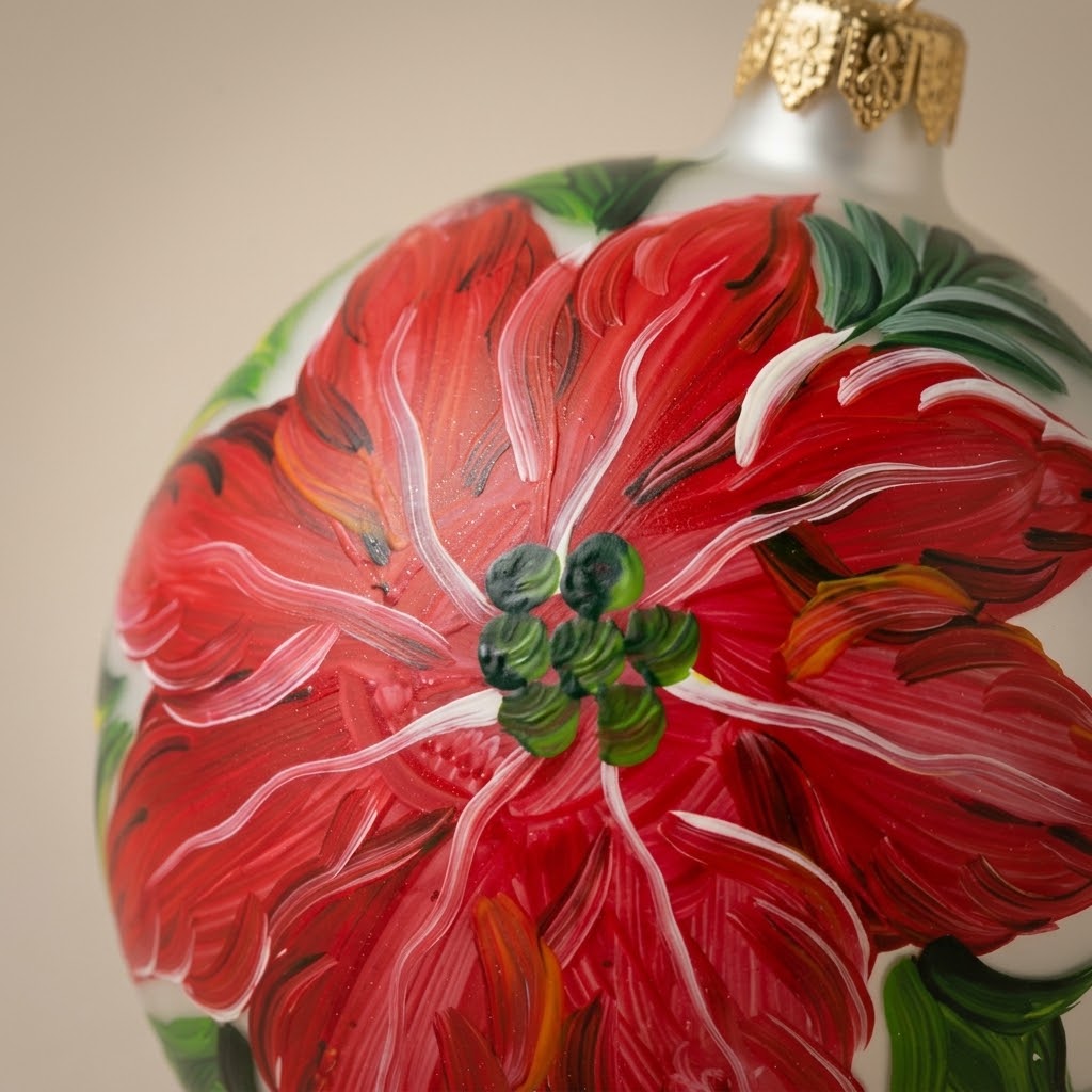 Dettaglio del decoro dipinto a pennello: grande stella di Natale rossa