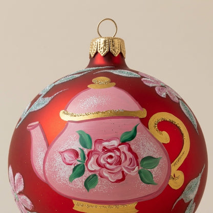 Dettaglio del decoro dipinto a pennello: teiera rosa con rose su fondo rosso