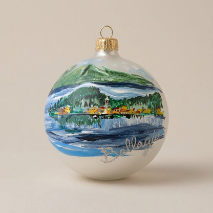 Palla di Natale Ø 10 cm dipinta a mano: veduta di Bellagio con scritta glitter su fondo bianco
