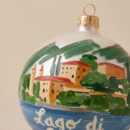 Dettaglio del decoro dipinto a pennello: Villa del Balbianello tra i cipressi